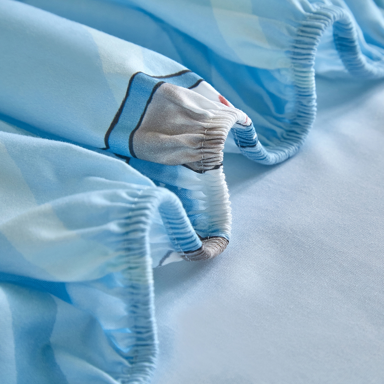 91家纺网 家纺一手货源 找家纺 蘭菲家纺 2026新款全棉大版鲨鱼猫套件-猫福系列单床笠 珊迪出海