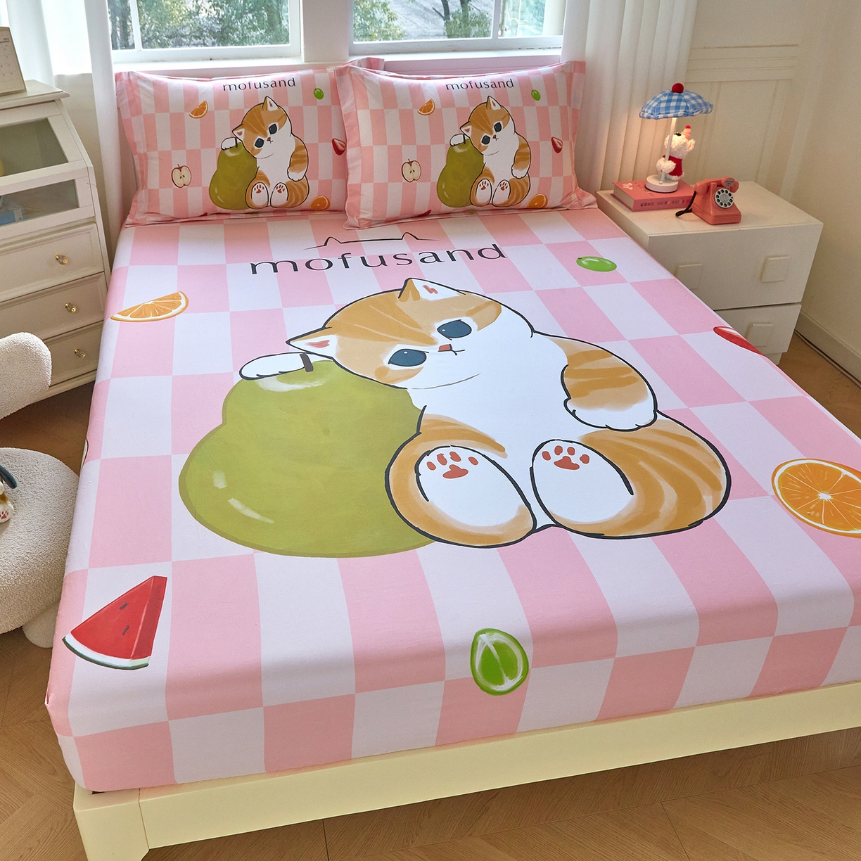 91家纺网 家纺一手货源 找家纺 蘭菲家纺 2026新款全棉大版鲨鱼猫套件-猫福系列单床笠 水果珊迪