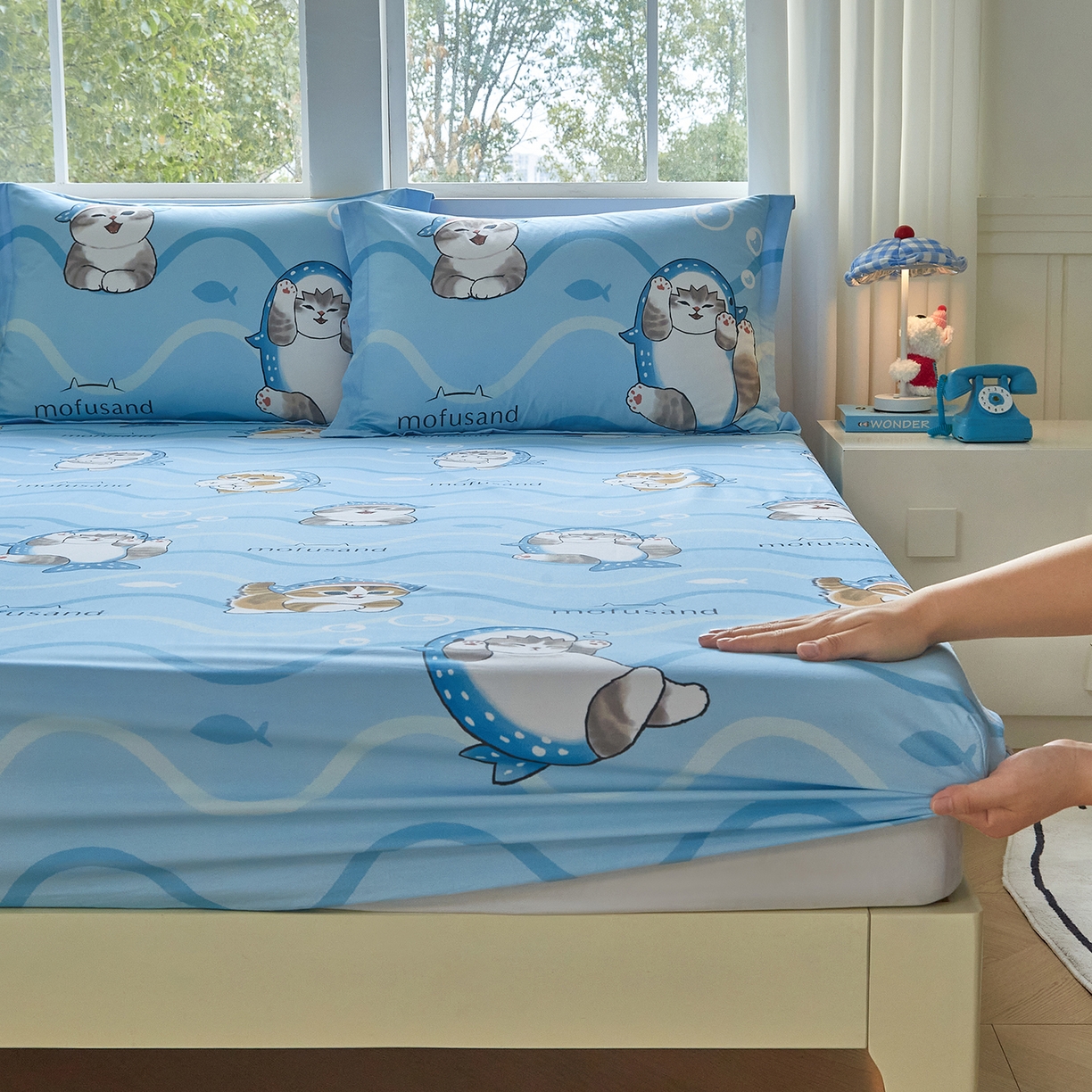 91家纺网 家纺一手货源 找家纺 蘭菲家纺 2026新款全棉大版鲨鱼猫套件-猫福系列单床笠 珊迪出海