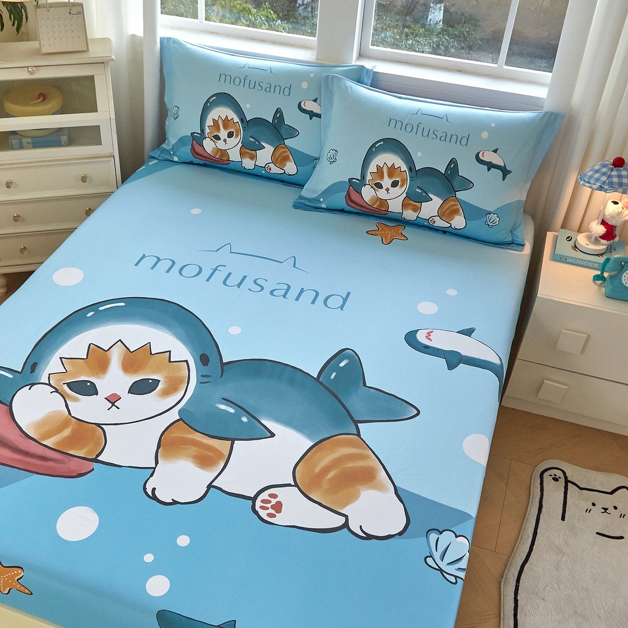 91家纺网 家纺一手货源 找家纺 蘭菲家纺 2026新款全棉大版鲨鱼猫套件-猫福系列单床笠 珊迪沙滩季