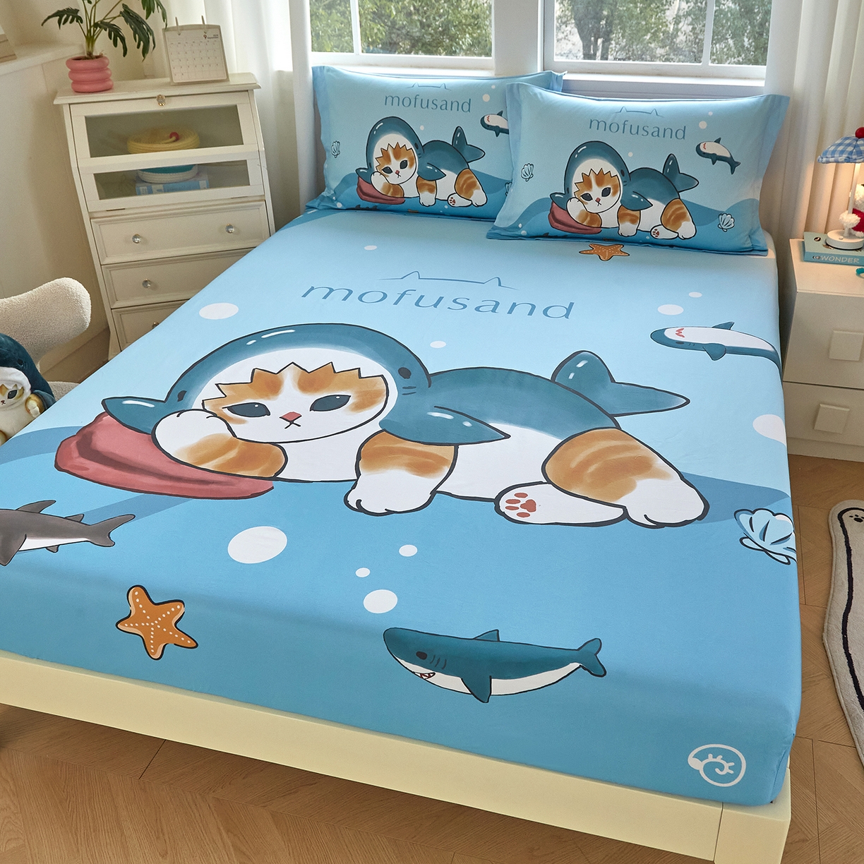 91家纺网 家纺一手货源 找家纺 蘭菲家纺 2026新款全棉大版鲨鱼猫套件-猫福系列单床笠 珊迪沙滩季