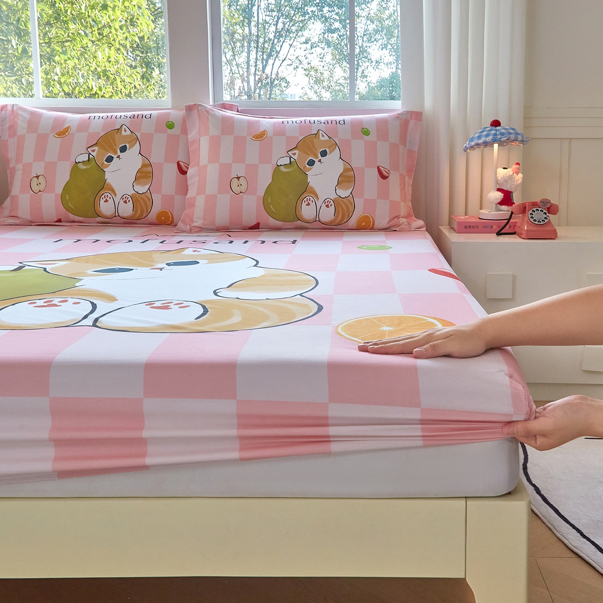 91家纺网 家纺一手货源 找家纺 蘭菲家纺 2026新款全棉大版鲨鱼猫套件-猫福系列单床笠 水果珊迪