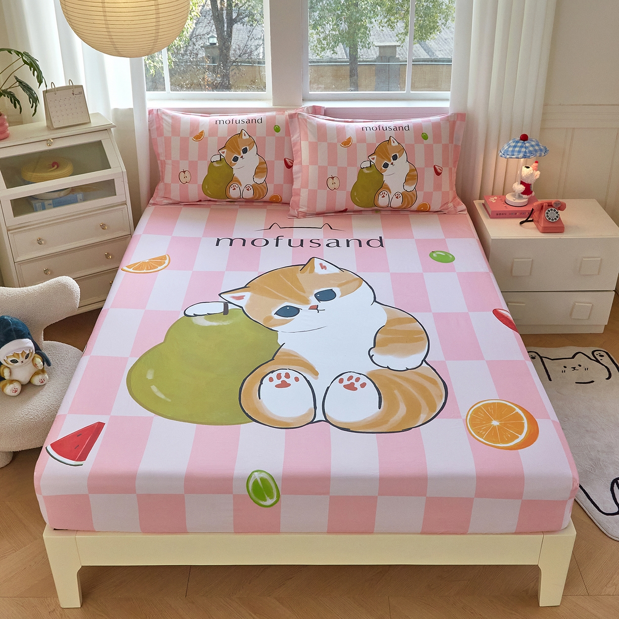 91家纺网 家纺一手货源 找家纺 蘭菲家纺 2026新款全棉大版鲨鱼猫套件-猫福系列单床笠 水果珊迪