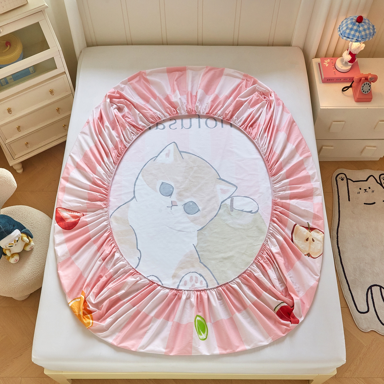 91家纺网 家纺一手货源 找家纺 蘭菲家纺 2026新款全棉大版鲨鱼猫套件-猫福系列单床笠 水果珊迪