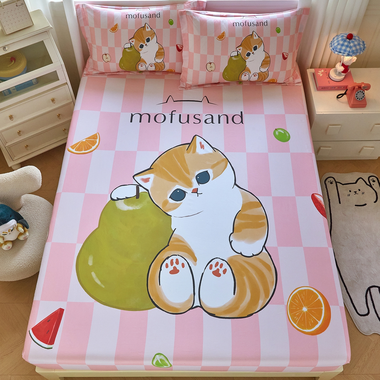 91家纺网 家纺一手货源 找家纺 蘭菲家纺 2026新款全棉大版鲨鱼猫套件-猫福系列单床笠 水果珊迪