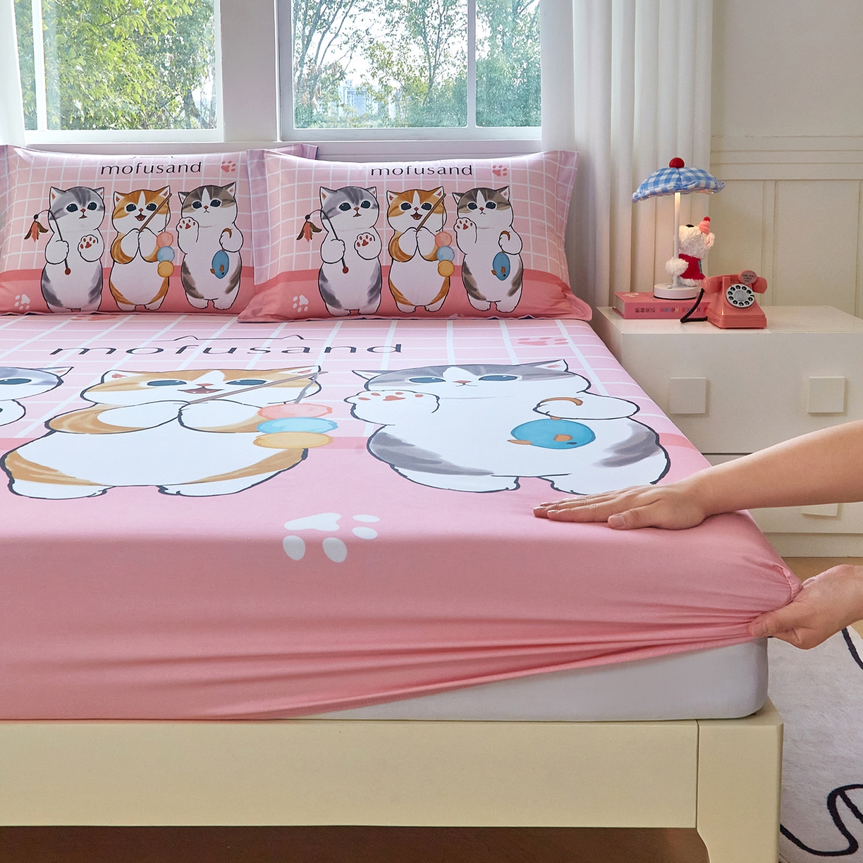 91家纺网 家纺一手货源 找家纺 蘭菲家纺 2026新款全棉大版鲨鱼猫套件-猫福系列单床笠 珊迪逛街