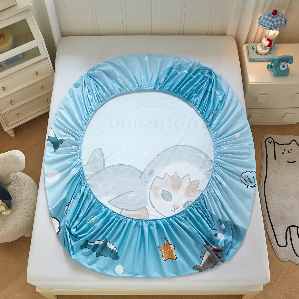 91家纺网 家纺一手货源 找家纺 蘭菲家纺 2026新款全棉大版鲨鱼猫套件-猫福系列单床笠 珊迪沙滩季