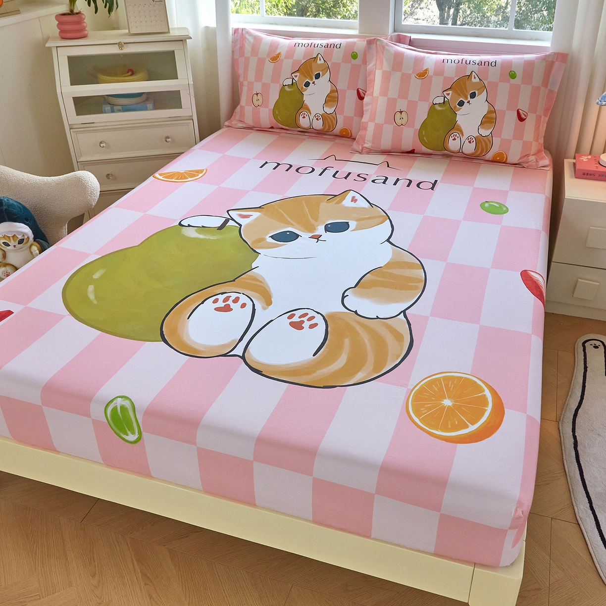 91家纺网 家纺一手货源 找家纺 蘭菲家纺 2026新款全棉大版鲨鱼猫套件-猫福系列单床笠 水果珊迪