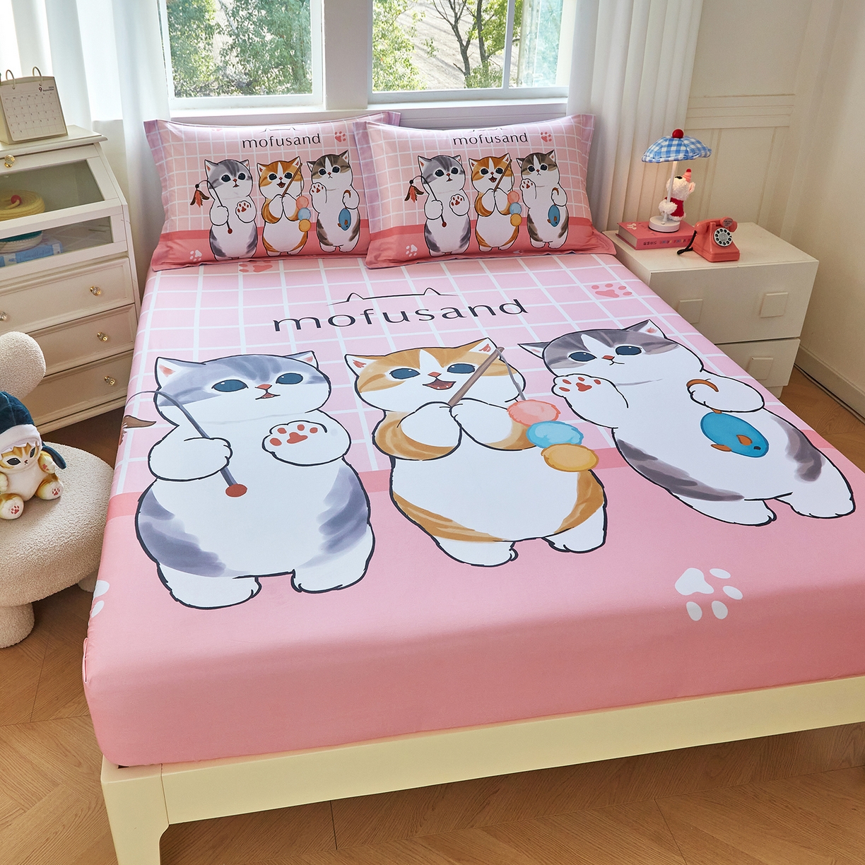 91家纺网 家纺一手货源 找家纺 蘭菲家纺 2026新款全棉大版鲨鱼猫套件-猫福系列单床笠 珊迪逛街