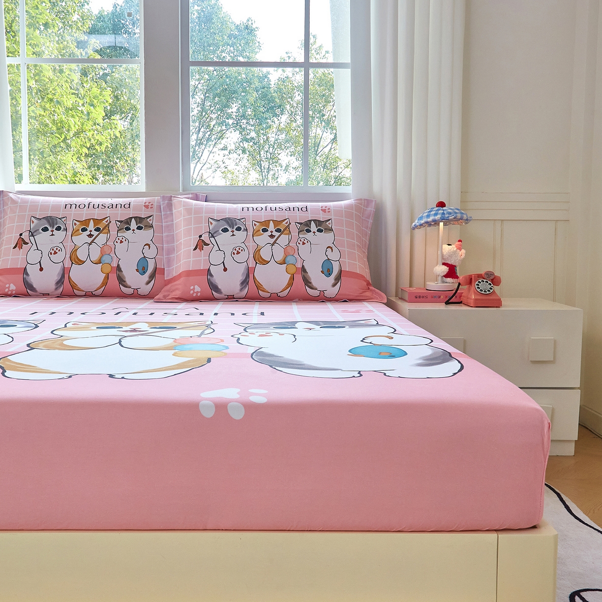 91家纺网 家纺一手货源 找家纺 蘭菲家纺 2026新款全棉大版鲨鱼猫套件-猫福系列单床笠 珊迪逛街