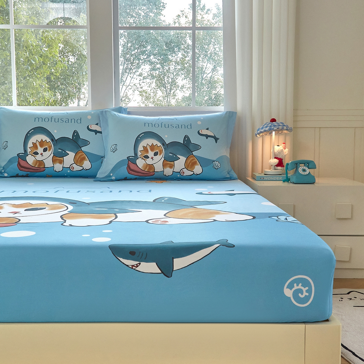 91家纺网 家纺一手货源 找家纺 蘭菲家纺 2026新款全棉大版鲨鱼猫套件-猫福系列单床笠 珊迪沙滩季