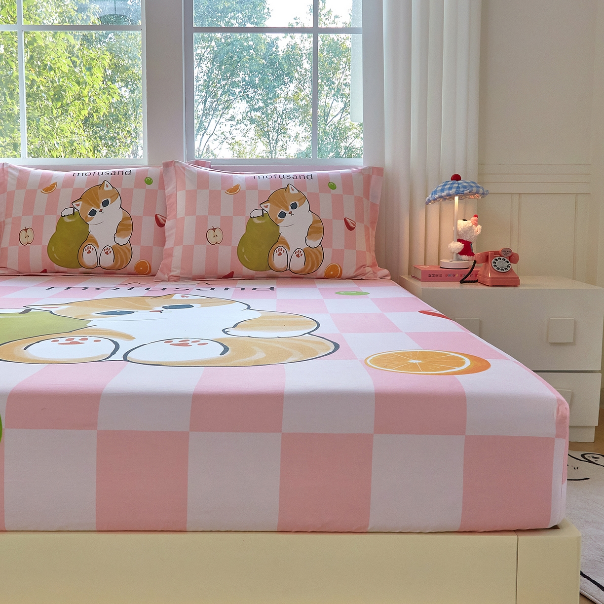 91家纺网 家纺一手货源 找家纺 蘭菲家纺 2026新款全棉大版鲨鱼猫套件-猫福系列单床笠 水果珊迪