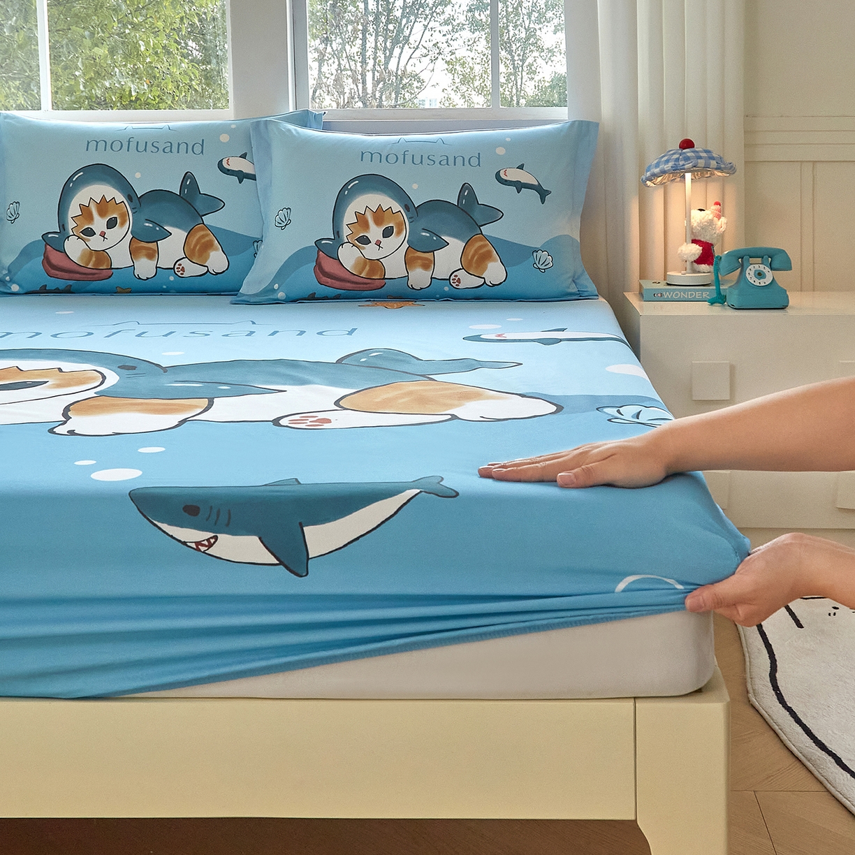 91家纺网 家纺一手货源 找家纺 蘭菲家纺 2026新款全棉大版鲨鱼猫套件-猫福系列单床笠 珊迪沙滩季