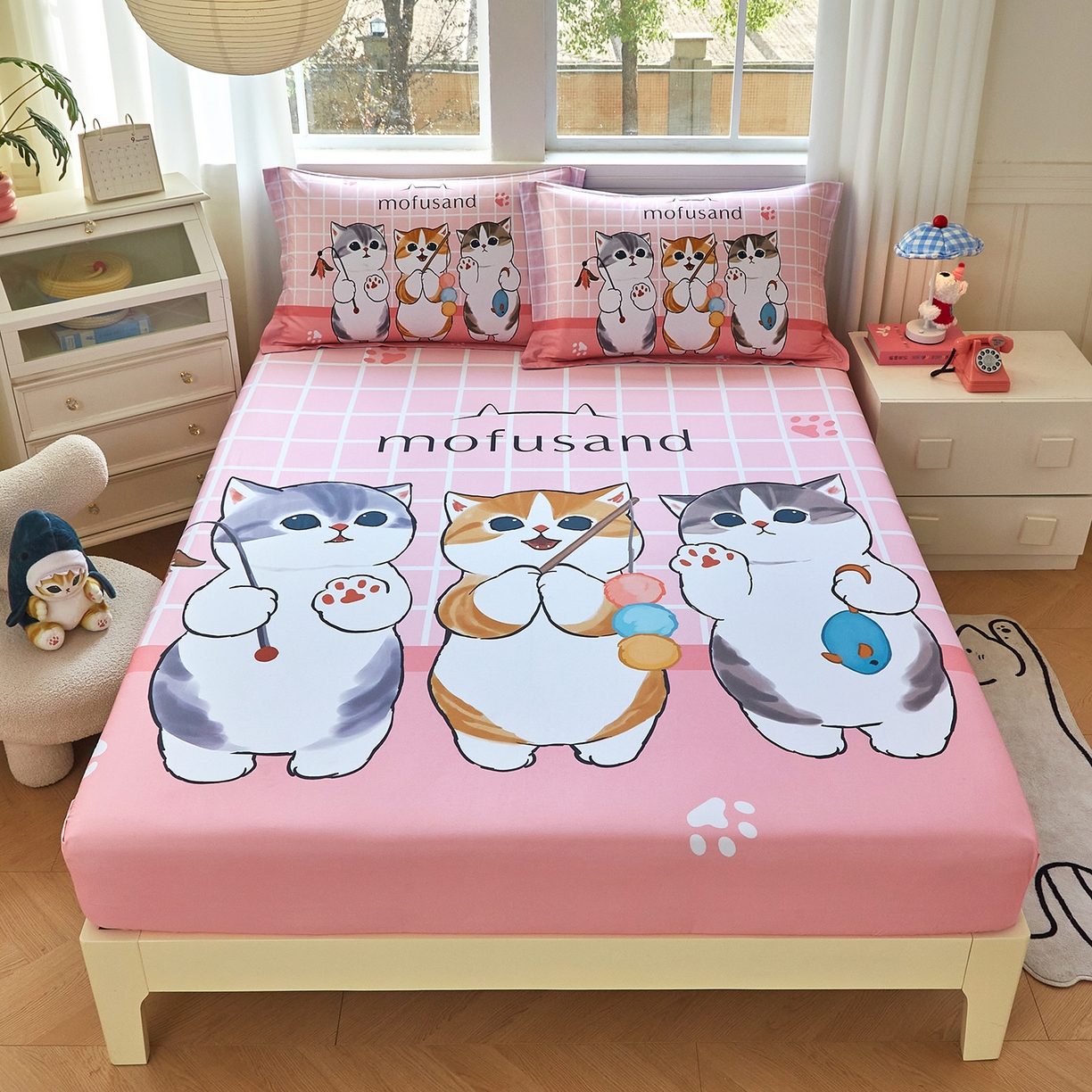 91家纺网 家纺一手货源 找家纺 蘭菲家纺 2026新款全棉大版鲨鱼猫套件-猫福系列单床笠 珊迪逛街