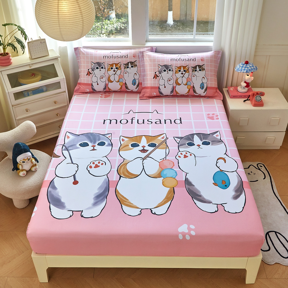 91家纺网 家纺一手货源 找家纺 蘭菲家纺 2026新款全棉大版鲨鱼猫套件-猫福系列单床笠 珊迪逛街