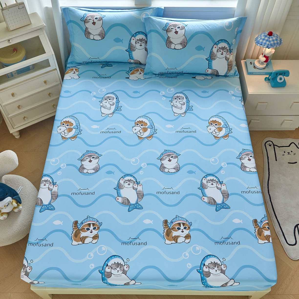 91家纺网 家纺一手货源 找家纺 蘭菲家纺 2026新款全棉大版鲨鱼猫套件-猫福系列单床笠 珊迪出海