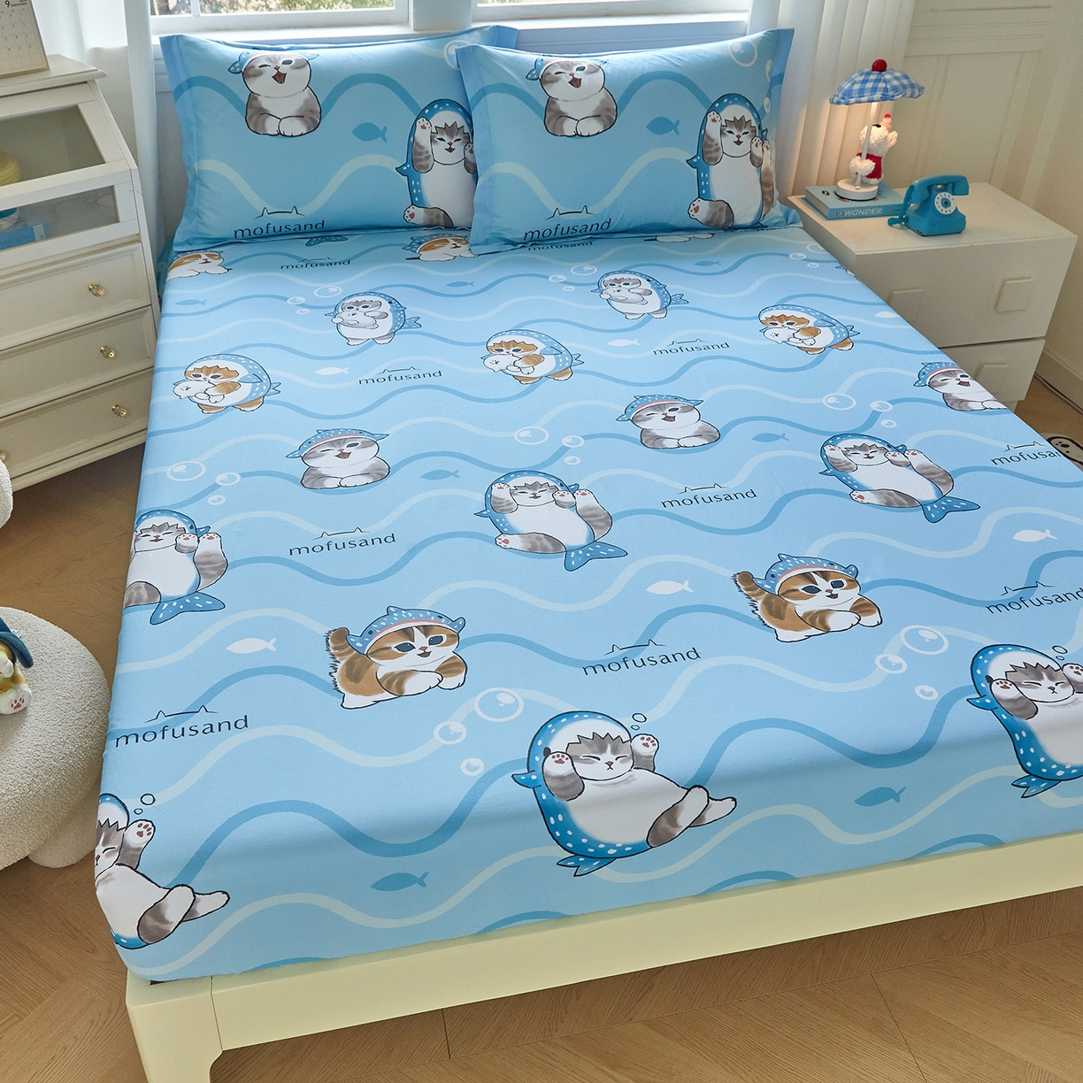 91家纺网 家纺一手货源 找家纺 蘭菲家纺 2026新款全棉大版鲨鱼猫套件-猫福系列单床笠 珊迪出海