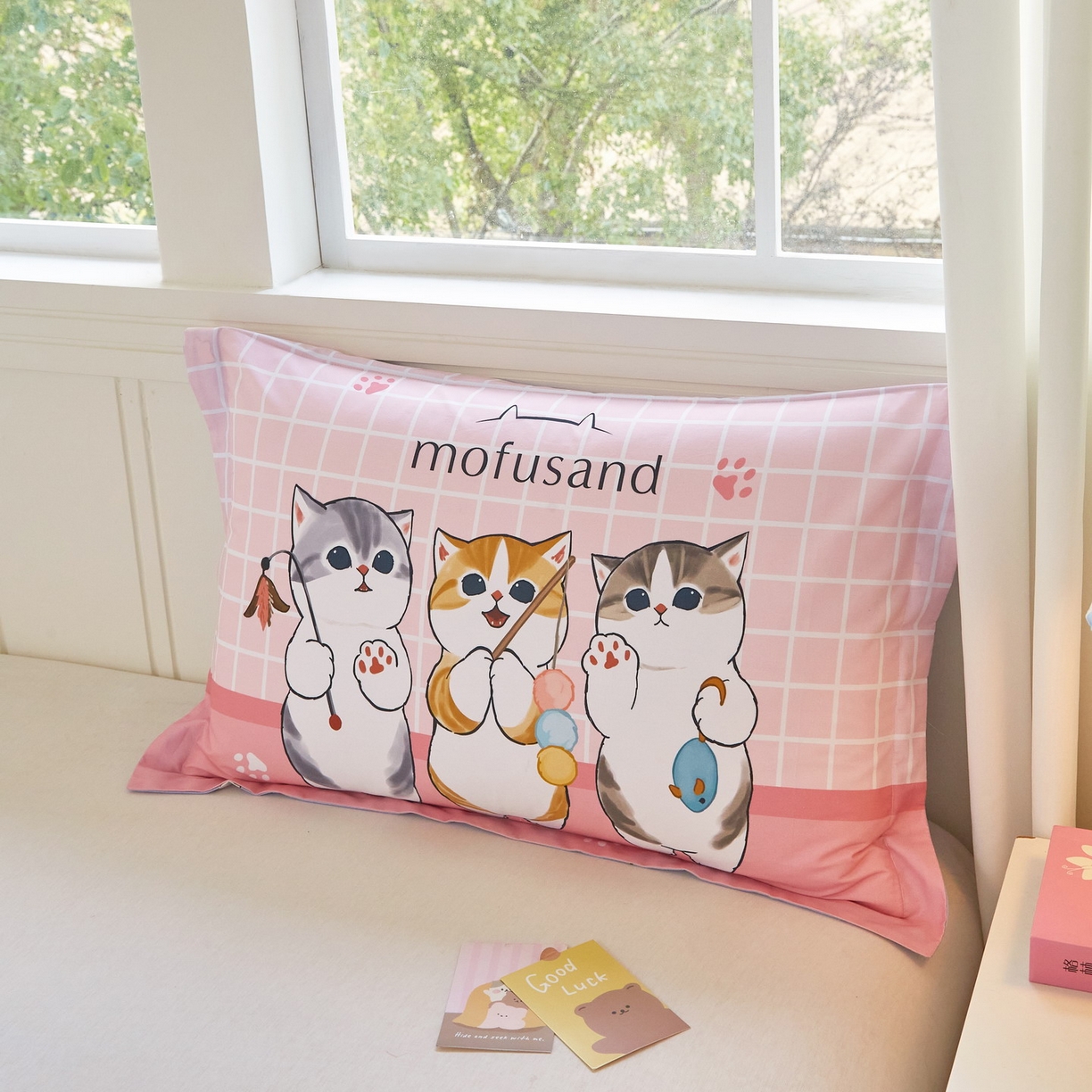 91家纺网 家纺一手货源 找家纺 蘭菲家纺 2026新款全棉大版鲨鱼猫套件-猫福系列单枕套 珊迪逛街-猫福系列