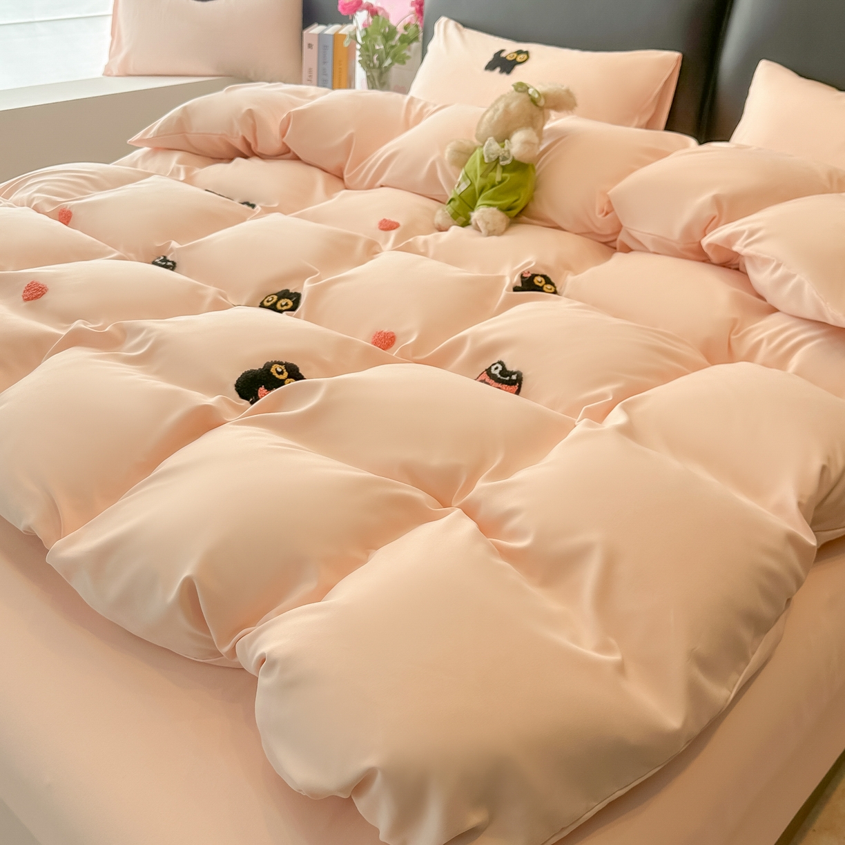 91家纺网 家纺一手货源 找家纺 韩巢家纺 2026新款水洗棉毛巾绣四件套 幸运猫-浅粉