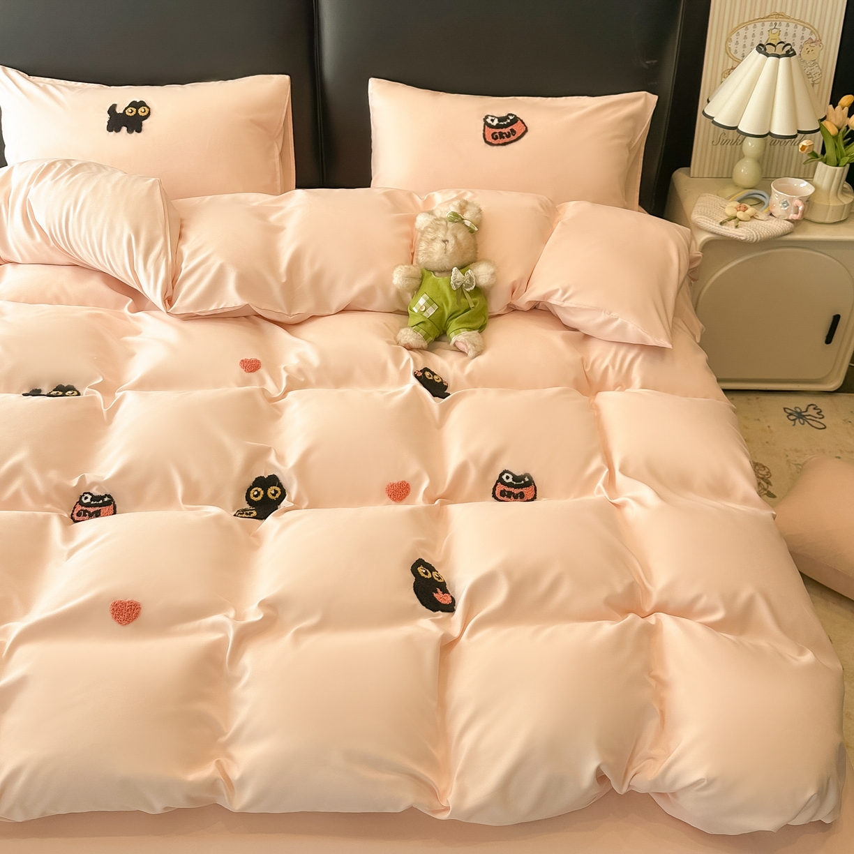 91家纺网 家纺一手货源 找家纺 韩巢家纺 2026新款水洗棉毛巾绣四件套 幸运猫-浅粉