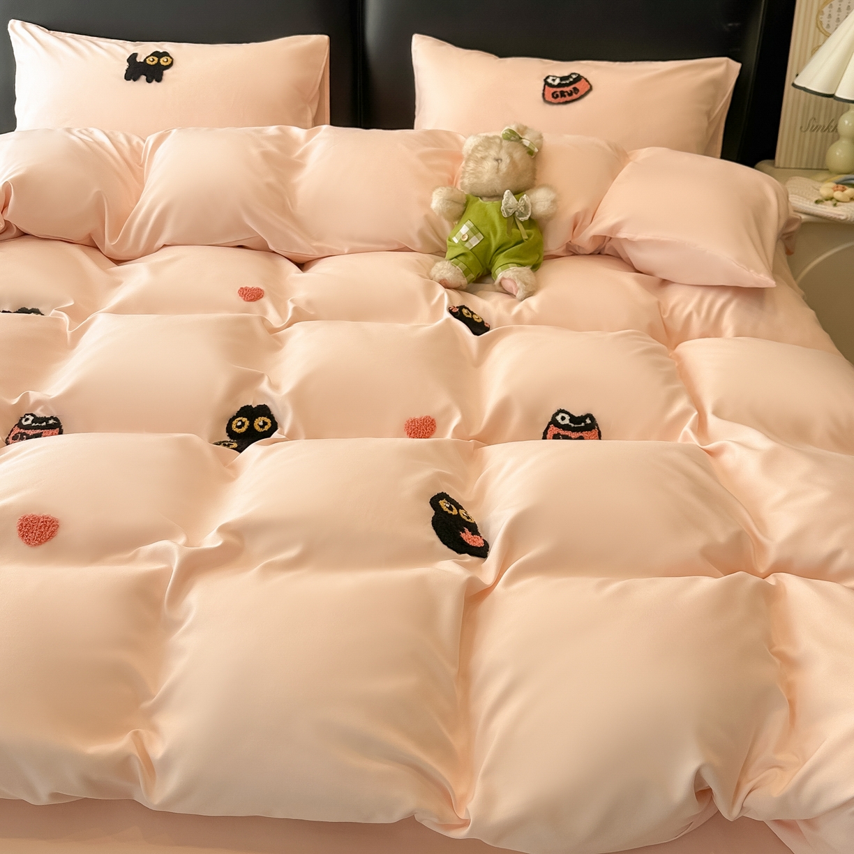 91家纺网 家纺一手货源 找家纺 韩巢家纺 2026新款水洗棉毛巾绣四件套 幸运猫-浅粉