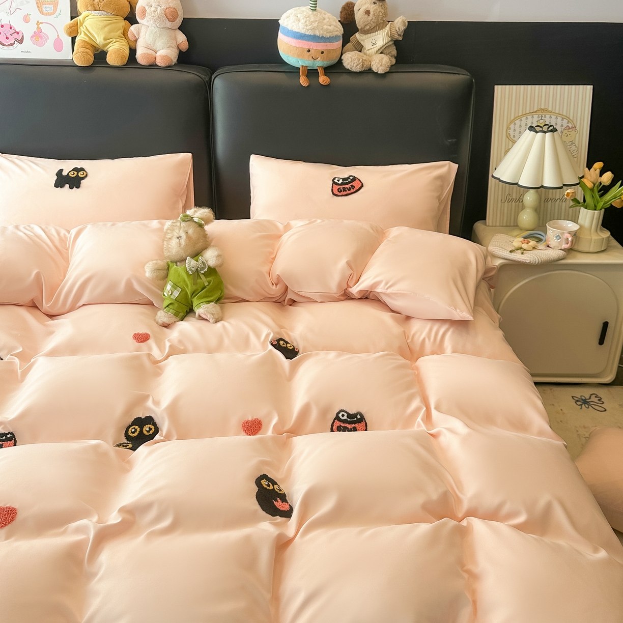 91家纺网 家纺一手货源 找家纺 韩巢家纺 2026新款水洗棉毛巾绣四件套 幸运猫-浅粉