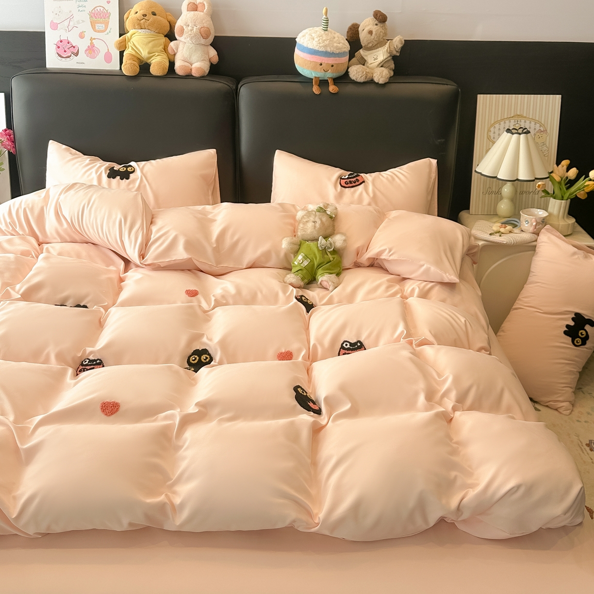 91家纺网 家纺一手货源 找家纺 韩巢家纺 2026新款水洗棉毛巾绣四件套 幸运猫-浅粉