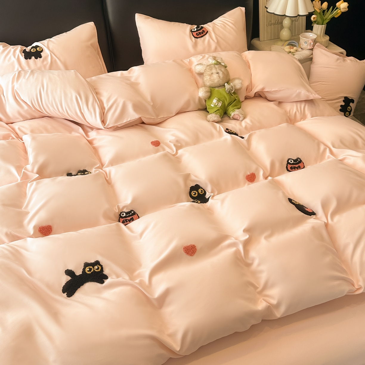 91家纺网 家纺一手货源 找家纺 韩巢家纺 2026新款水洗棉毛巾绣四件套 幸运猫-浅粉