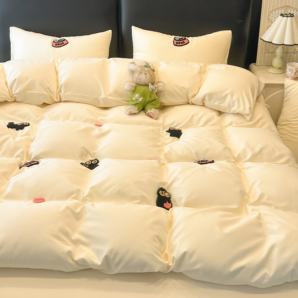 91家纺网 家纺一手货源 找家纺 韩巢家纺 2026新款水洗棉毛巾绣四件套 幸运猫-奶黄