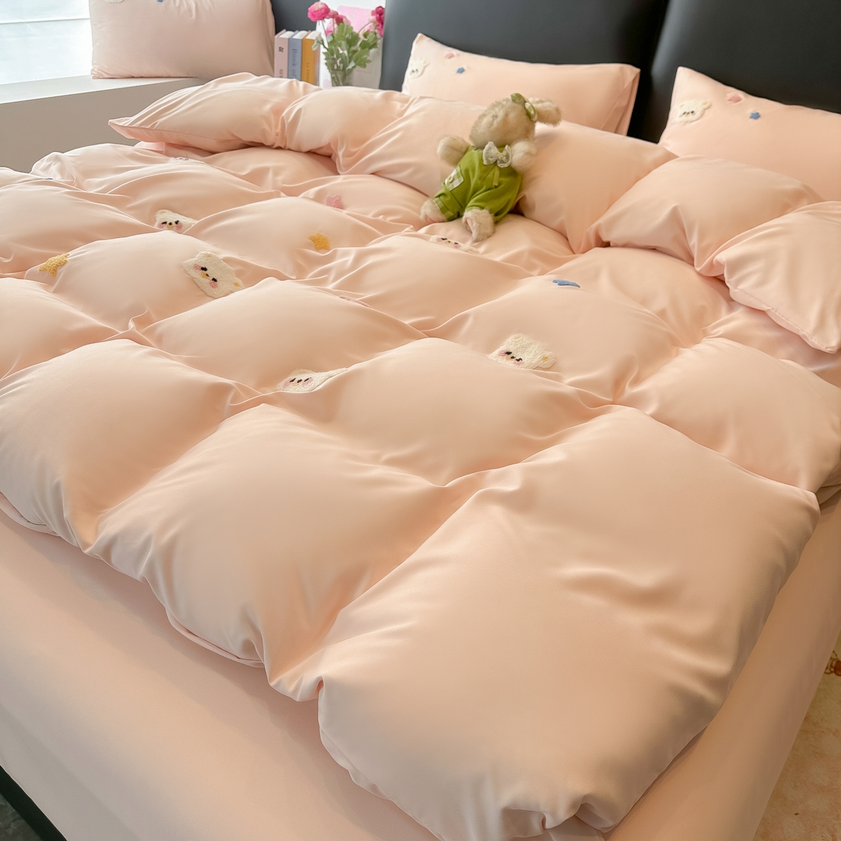 91家纺网 家纺一手货源 找家纺 韩巢家纺 2026新款水洗棉毛巾绣四件套 幸运熊-浅粉