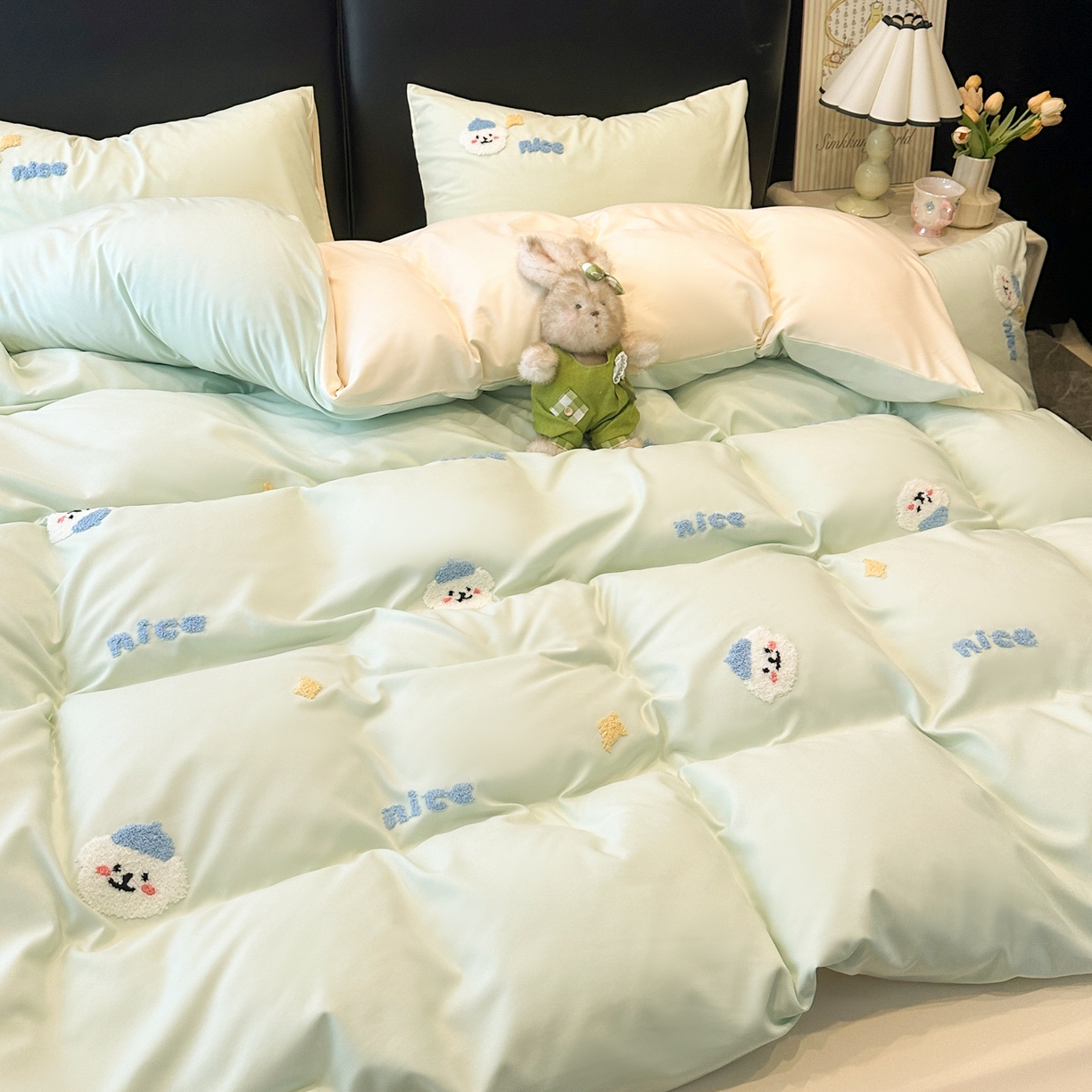 91家纺网 家纺一手货源 找家纺 韩巢家纺 2026新款水洗棉毛巾绣四件套 哈哈狗-浅绿黄