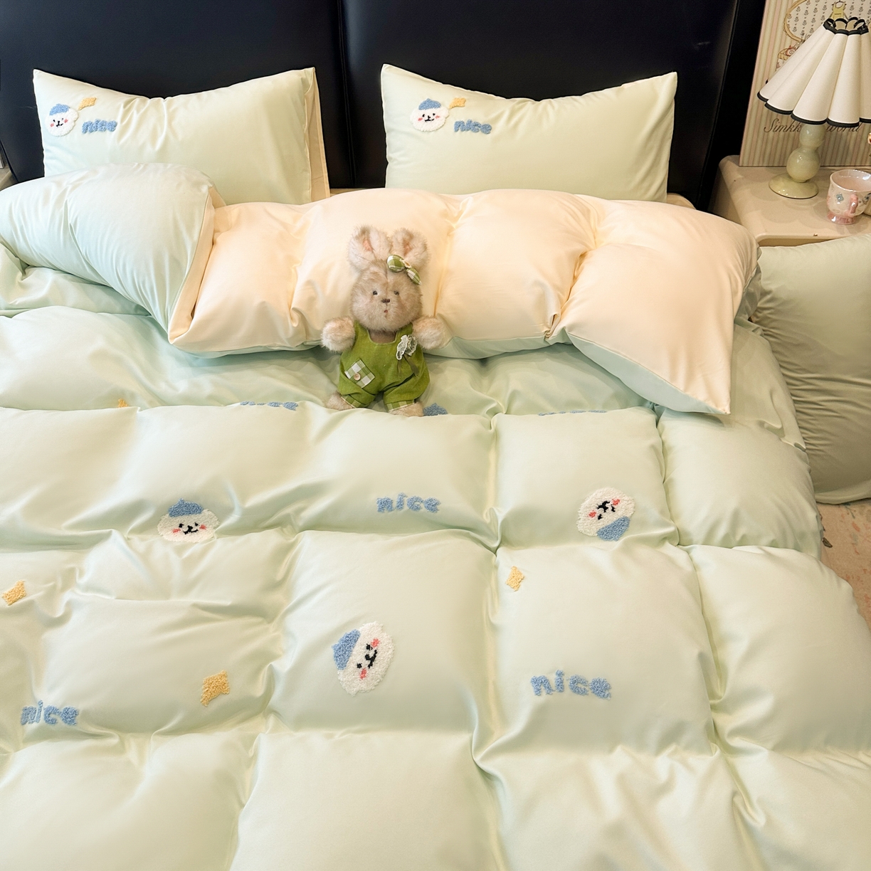 91家纺网 家纺一手货源 找家纺 韩巢家纺 2026新款水洗棉毛巾绣四件套 哈哈狗-浅绿黄