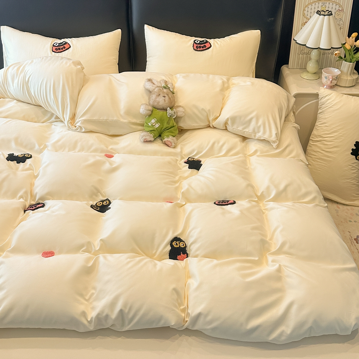 91家纺网 家纺一手货源 找家纺 韩巢家纺 2026新款水洗棉毛巾绣四件套 幸运猫-奶黄