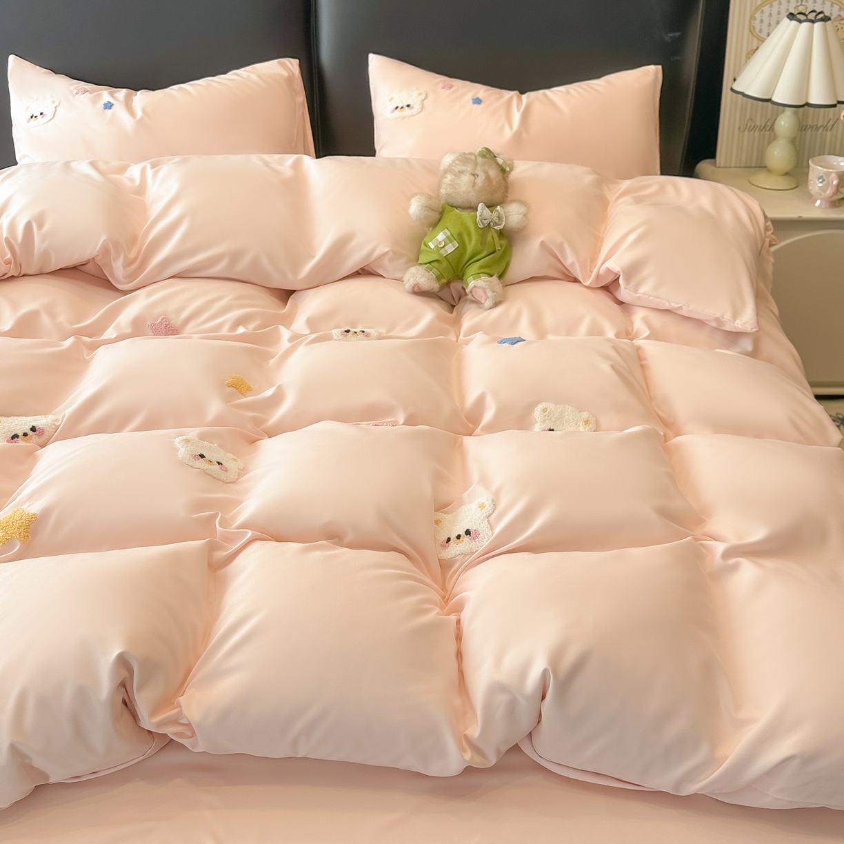 91家纺网 家纺一手货源 找家纺 韩巢家纺 2026新款水洗棉毛巾绣四件套 幸运熊-浅粉