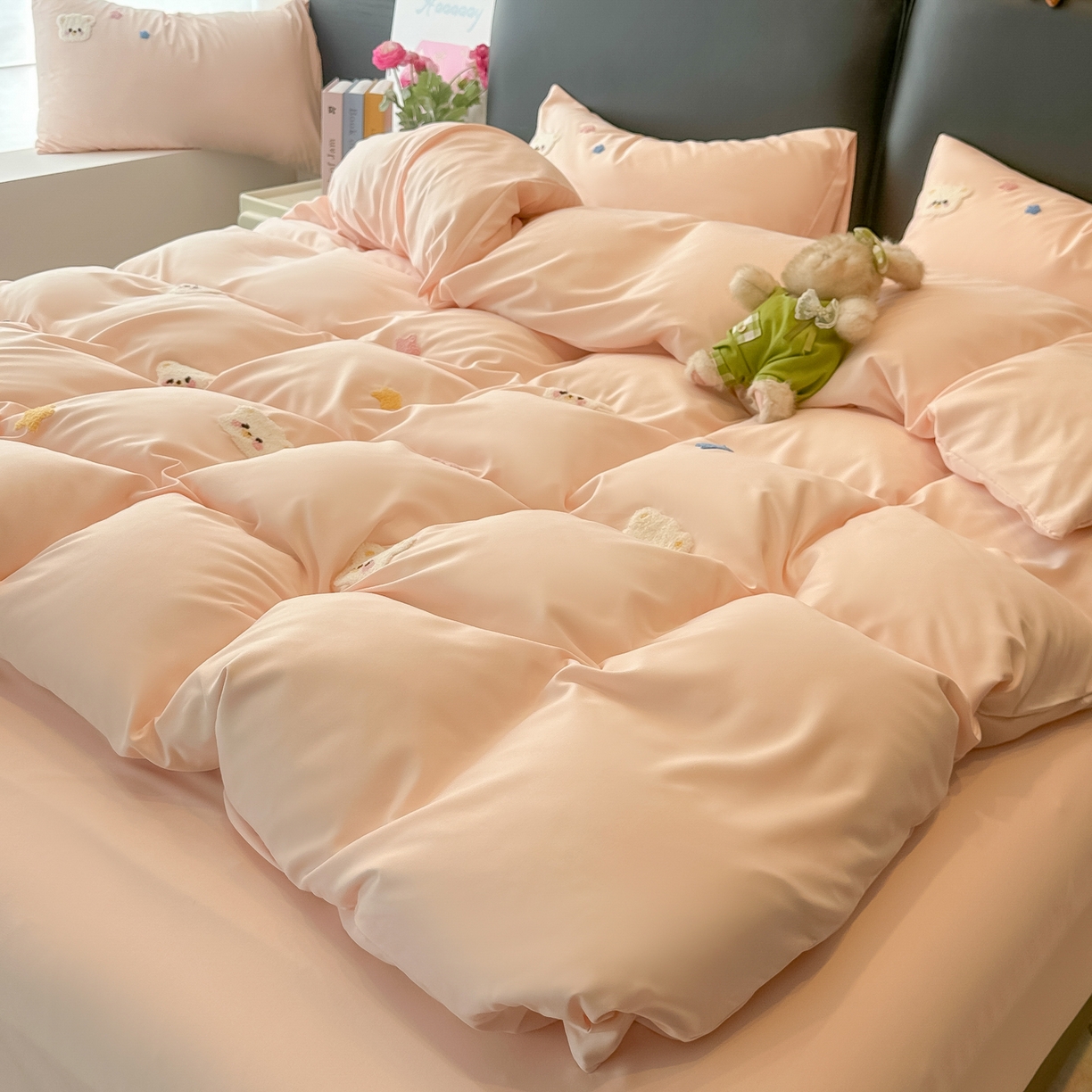 91家纺网 家纺一手货源 找家纺 韩巢家纺 2026新款水洗棉毛巾绣四件套 幸运熊-浅粉