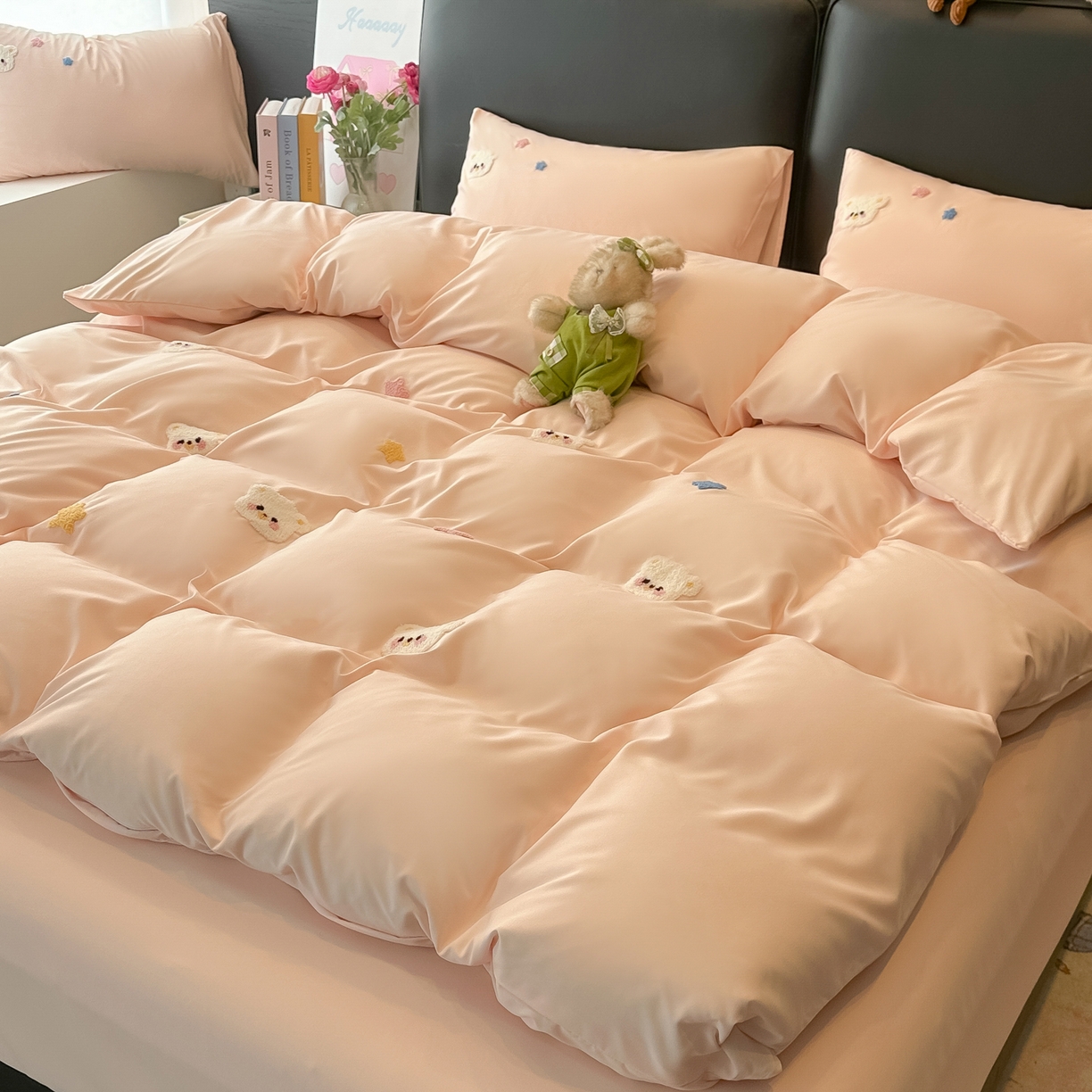 91家纺网 家纺一手货源 找家纺 韩巢家纺 2026新款水洗棉毛巾绣四件套 幸运熊-浅粉