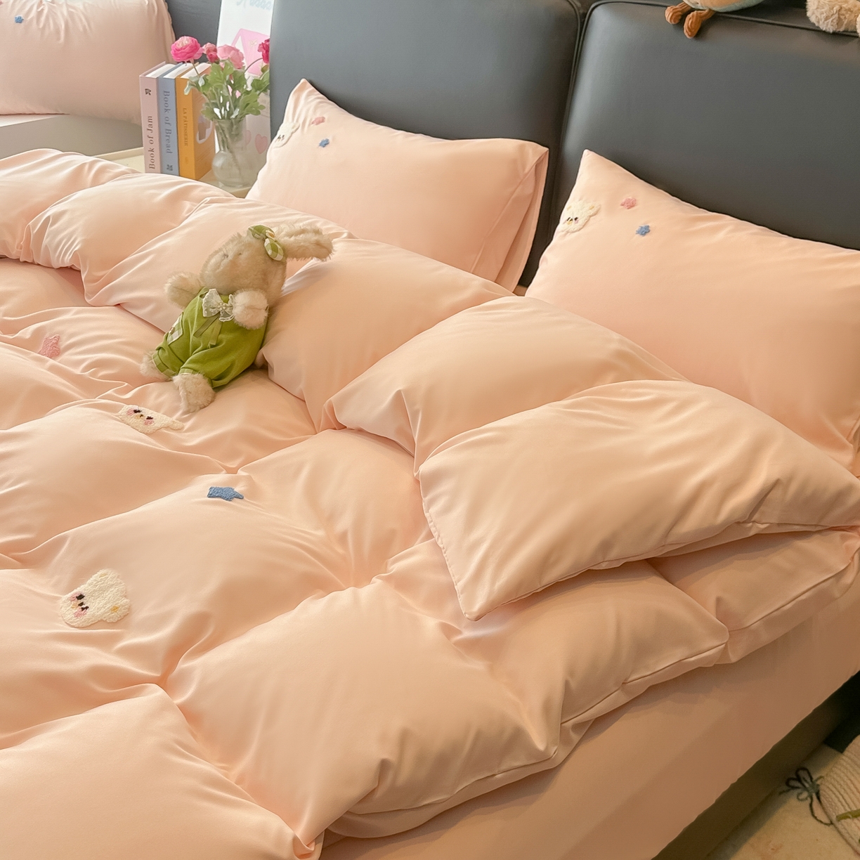 91家纺网 家纺一手货源 找家纺 韩巢家纺 2026新款水洗棉毛巾绣四件套 幸运熊-浅粉