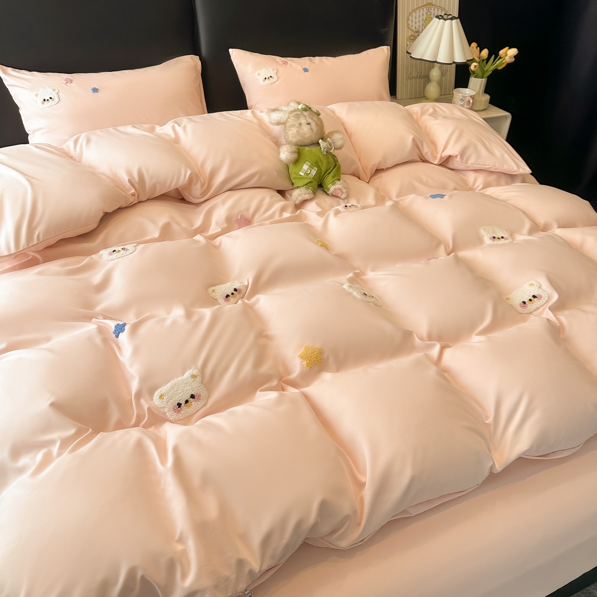 91家纺网 家纺一手货源 找家纺 韩巢家纺 2026新款水洗棉毛巾绣四件套 幸运熊-浅粉