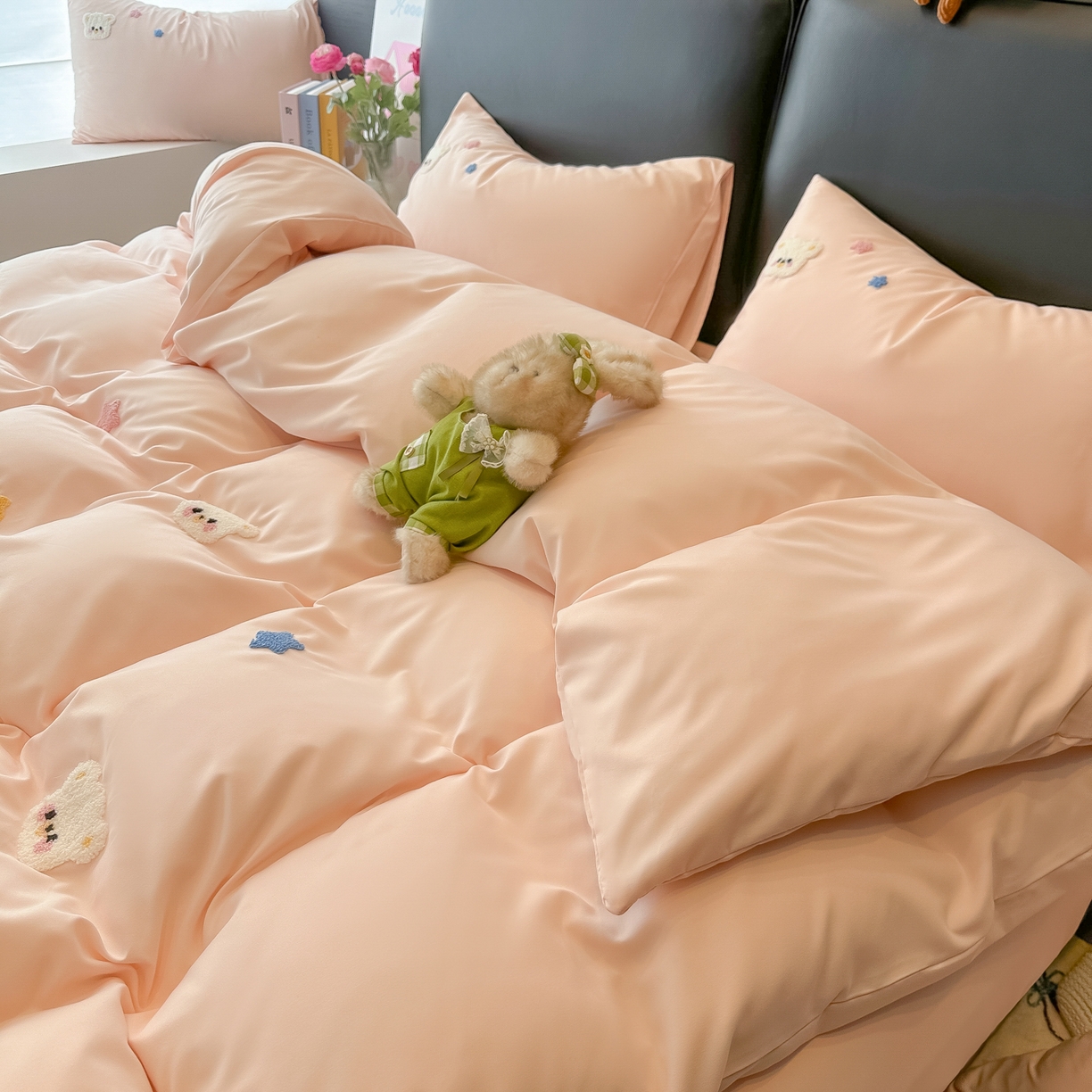 91家纺网 家纺一手货源 找家纺 韩巢家纺 2026新款水洗棉毛巾绣四件套 幸运熊-浅粉