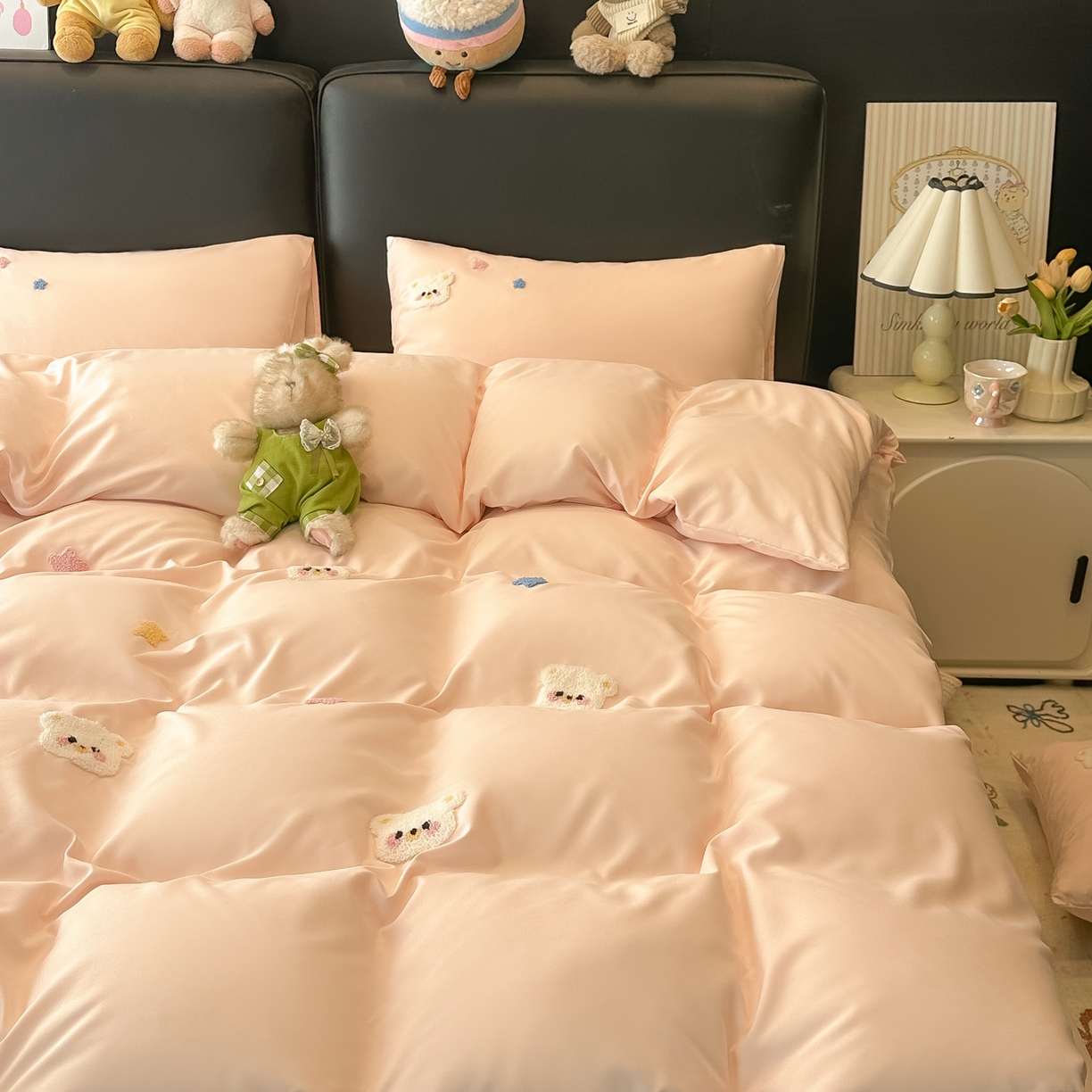 91家纺网 家纺一手货源 找家纺 韩巢家纺 2026新款水洗棉毛巾绣四件套 幸运熊-浅粉