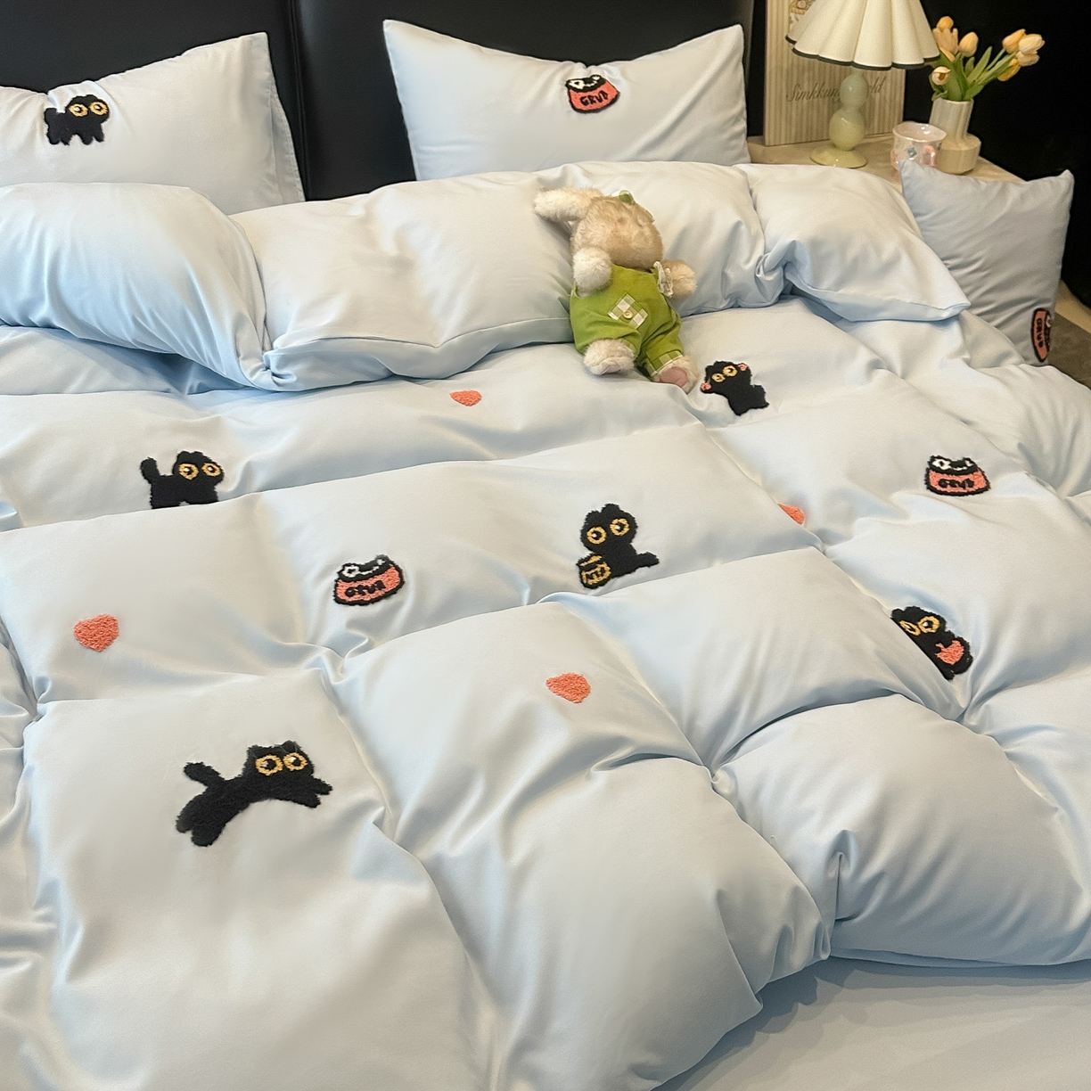 91家纺网 家纺一手货源 找家纺 韩巢家纺 2026新款水洗棉毛巾绣四件套 幸运猫-浅蓝