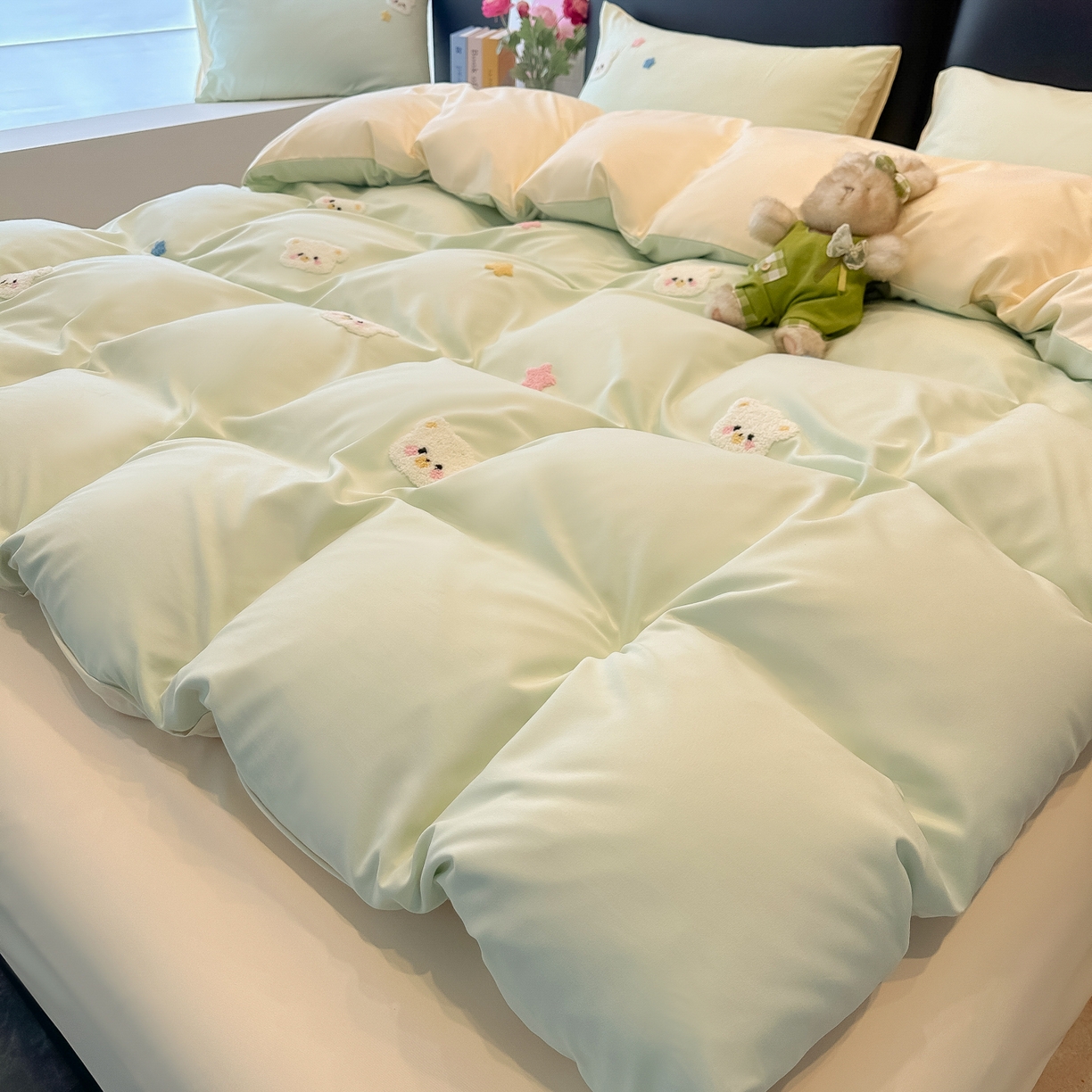 91家纺网 家纺一手货源 找家纺 韩巢家纺 2026新款水洗棉毛巾绣四件套 幸运熊-浅绿黄