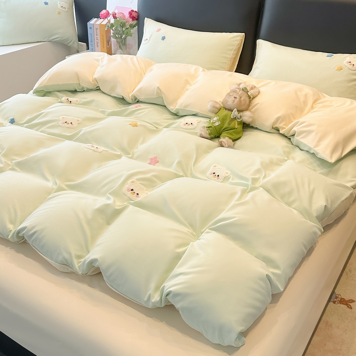 91家纺网 家纺一手货源 找家纺 韩巢家纺 2026新款水洗棉毛巾绣四件套 幸运熊-浅绿黄