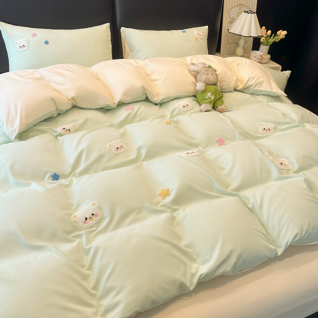 91家纺网 家纺一手货源 找家纺 韩巢家纺 2026新款水洗棉毛巾绣四件套 幸运熊-浅绿黄