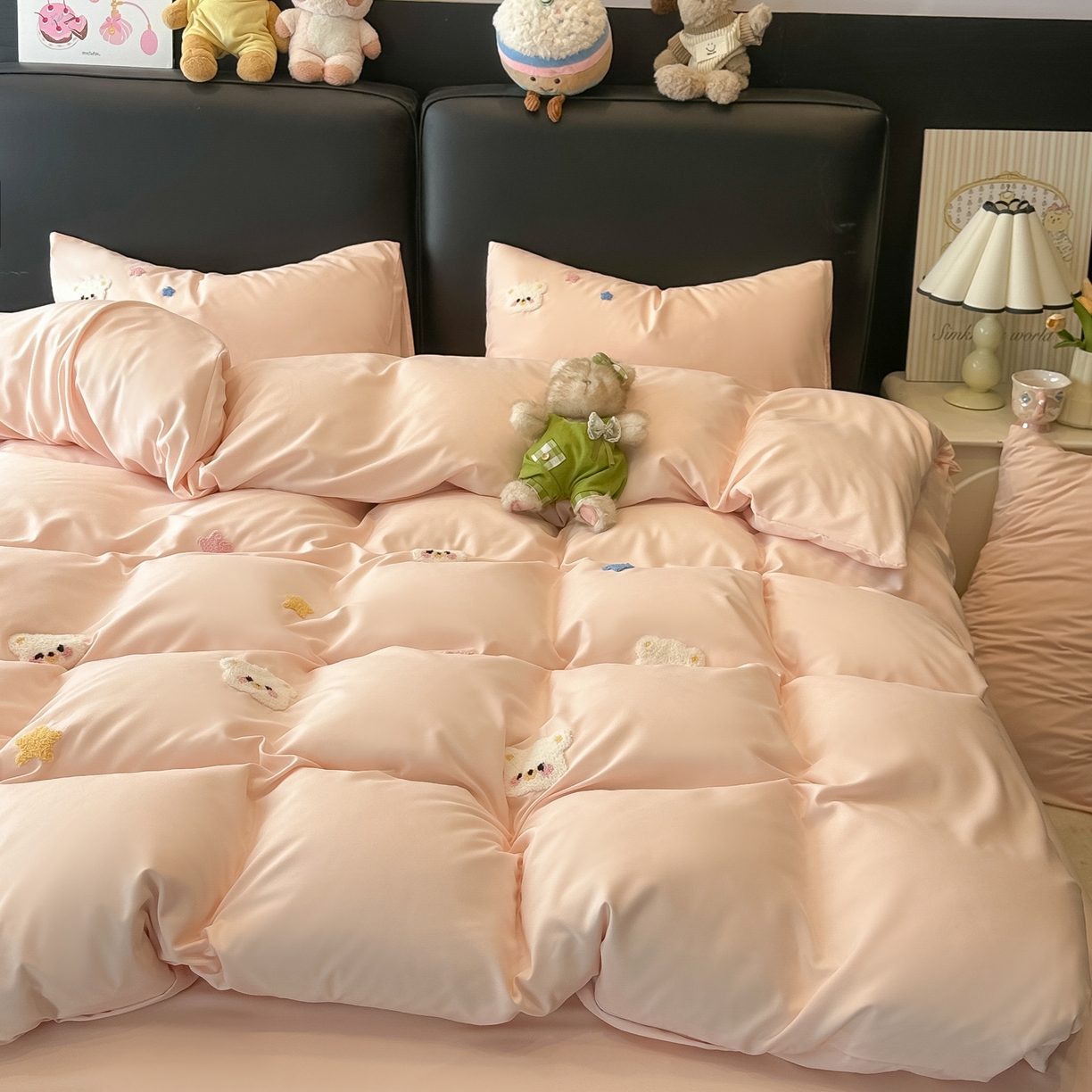 91家纺网 家纺一手货源 找家纺 韩巢家纺 2026新款水洗棉毛巾绣四件套 幸运熊-浅粉