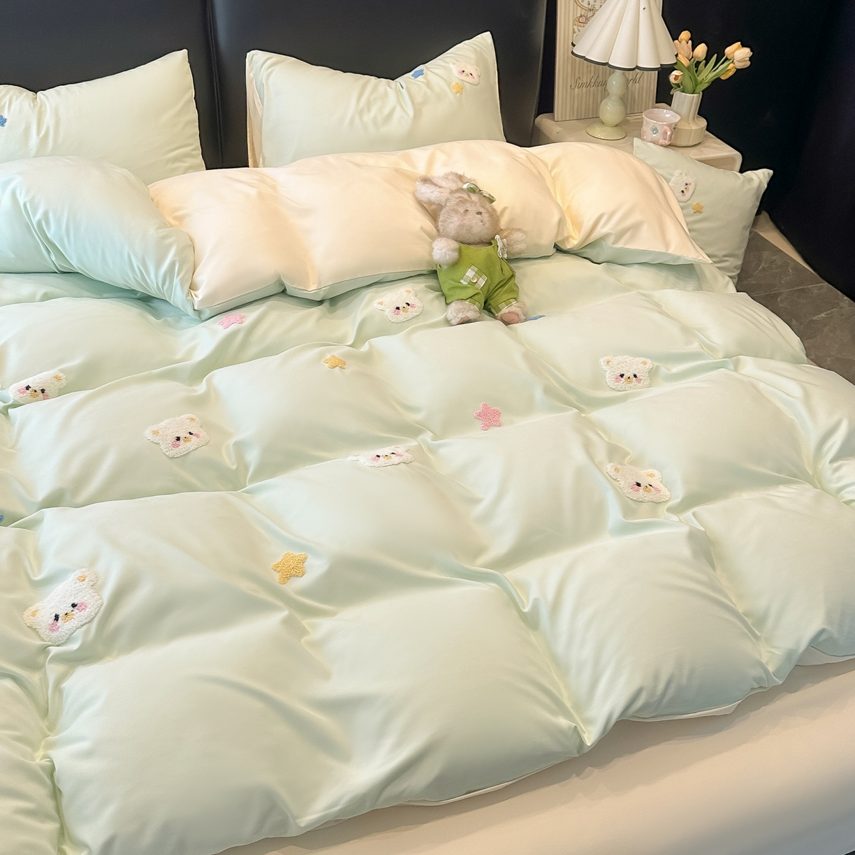 91家纺网 家纺一手货源 找家纺 韩巢家纺 2026新款水洗棉毛巾绣四件套 幸运熊-浅绿黄