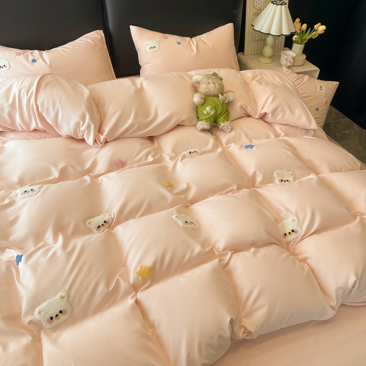 91家纺网 家纺一手货源 找家纺 韩巢家纺 2026新款水洗棉毛巾绣四件套 幸运熊-浅粉