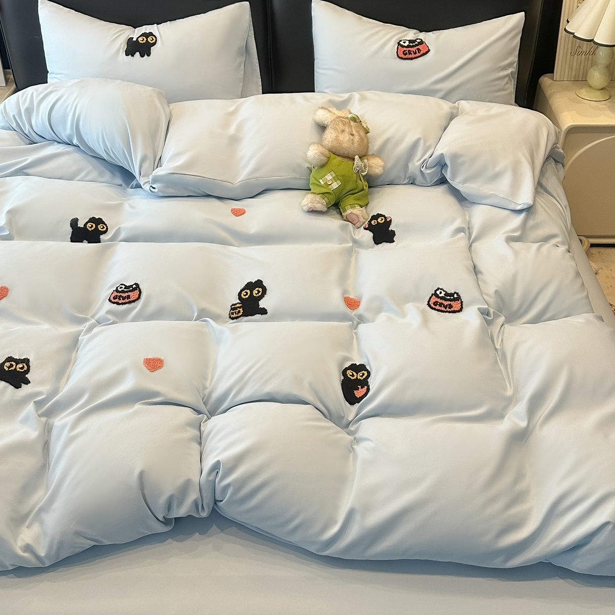 91家纺网 家纺一手货源 找家纺 韩巢家纺 2026新款水洗棉毛巾绣四件套 幸运猫-浅蓝