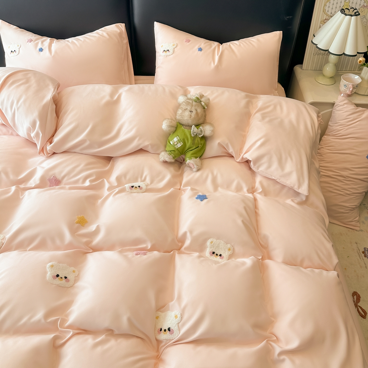 91家纺网 家纺一手货源 找家纺 韩巢家纺 2026新款水洗棉毛巾绣四件套 幸运熊-浅粉