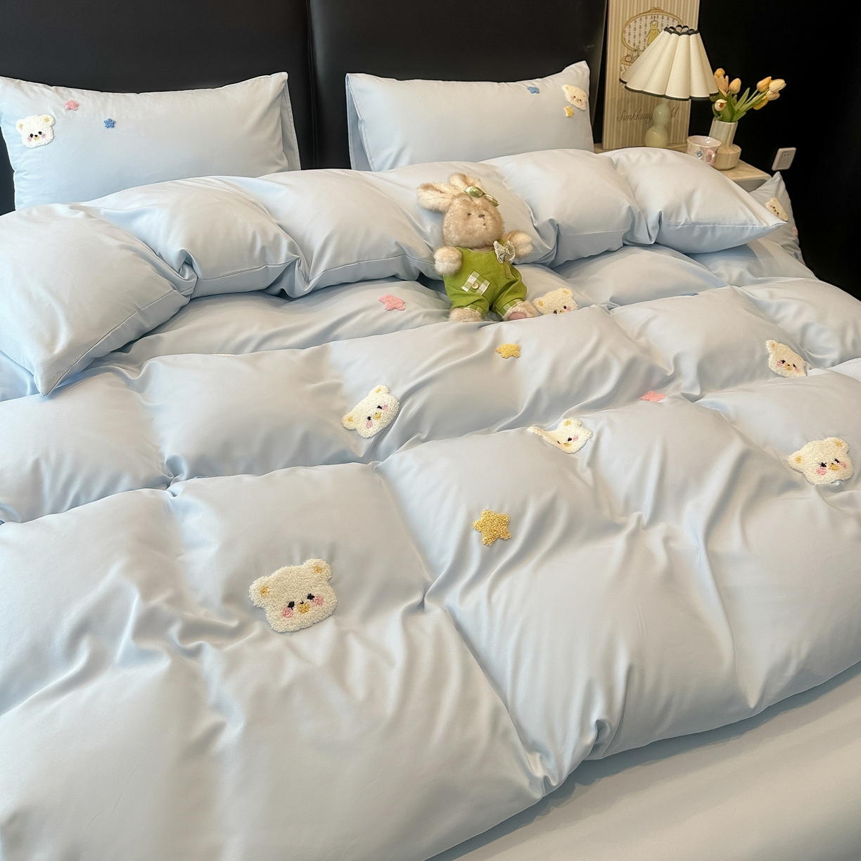 91家纺网 家纺一手货源 找家纺 韩巢家纺 2026新款水洗棉毛巾绣四件套 幸运熊-浅蓝